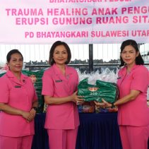 Wakil Ketua PD Bhayangkari Polda Sulut Ny. Antin Dachi bersama dengan Ketua PC Bhayangkari Polresta Manado Ny. Melanie Julianto melakukan aksi peduli yang menghangatkan hati.