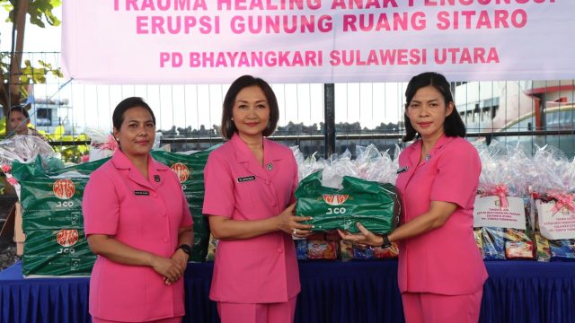 Wakil Ketua PD Bhayangkari Polda Sulut Ny. Antin Dachi bersama dengan Ketua PC Bhayangkari Polresta Manado Ny. Melanie Julianto melakukan aksi peduli yang menghangatkan hati.
