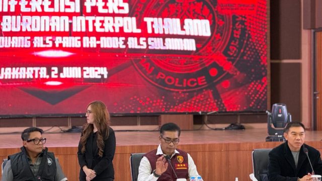 Buronan paling dicari di Thailand bernama Tongduang Chaowalit alias Pang Nardone, ditangkap Tim gabungan Divisi Hubungan Internasional Polri, Polda Sumatera Utara dan Polda Bali.