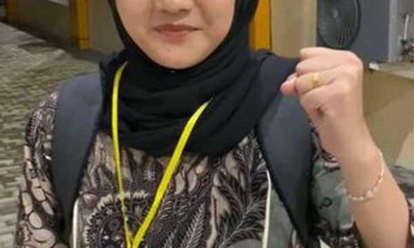 Senyum Semangat Nur Fatia Azzahra saat namanya masuk dalam daftar calon siswa Bintara Polri Tahun 2024, yang dinyatakan lulus dalam sidang menuju pemeriksaan kesehatan (rikkes) tahap II.