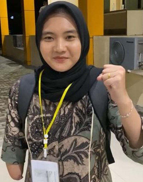 Senyum Semangat Nur Fatia Azzahra  saat namanya masuk dalam daftar calon siswa Bintara Polri Tahun 2024, yang dinyatakan lulus dalam sidang menuju pemeriksaan kesehatan (rikkes) tahap II.