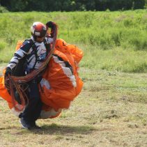 Persiapan menghadapi Kejuaraan Paralayang Ketua FASI Sulut Cup 2024 yang akan diselenggarakan pada 18 hingga 20 Juli mendatang, atlet paralayang Sulawesi Utara melaksanakan terbang refreshing di Gunung Tumpa, Desa Tiwoho. Jumat (28/6/2024).
