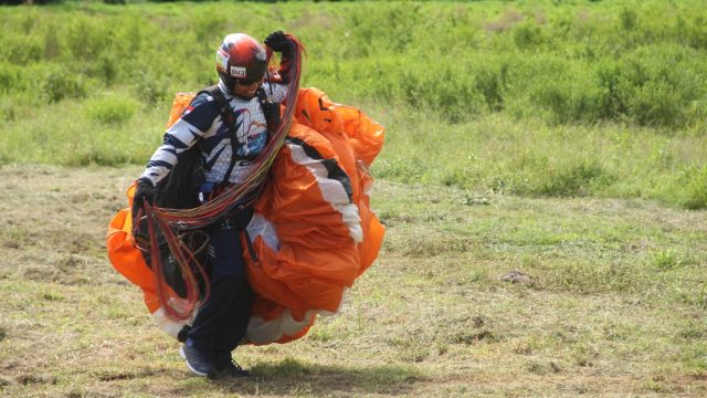 Persiapan menghadapi Kejuaraan Paralayang Ketua FASI Sulut Cup 2024 yang akan diselenggarakan pada 18 hingga 20 Juli mendatang, atlet paralayang Sulawesi Utara melaksanakan terbang refreshing di Gunung Tumpa, Desa Tiwoho. Jumat (28/6/2024).