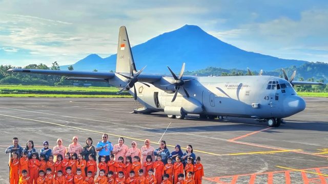 Tumbuhkan Minat Dirgantara, TK Angkasa Lanud Sam Ratulangi Lihat Lebih Dekat Super Hercules