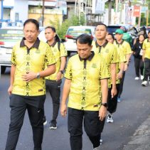 Panitia Hari Bakti Adhyaksa Ke-64 Tahun 2024 Kejaksaan Tinggi Sulawesi Utara menggelar Kegiatan Jalan Sehat Bersama, Jumat (19/7/2024).