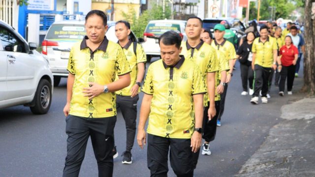 Panitia Hari Bakti Adhyaksa Ke-64 Tahun 2024 Kejaksaan Tinggi Sulawesi Utara menggelar Kegiatan Jalan Sehat Bersama, Jumat (19/7/2024).