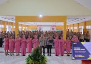 Kapolda Sulawesi Utara (Sulut) Irjen Pol Yudhiawan dan Ketua Bhayangkari Daerah Sulut Ny. Yunita Yudhiawan, memberikan pembekalan kepada siswa pendidikan pembentukan bintara Polri gelombang I T.A. 2024 di Sekolah Polisi Negara (SPN) Polda Sulut, Senin (8/7) pagi.