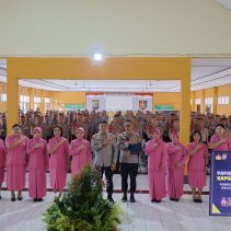 Kapolda Sulawesi Utara (Sulut) Irjen Pol Yudhiawan dan Ketua Bhayangkari Daerah Sulut Ny. Yunita Yudhiawan, memberikan pembekalan kepada siswa pendidikan pembentukan bintara Polri gelombang I T.A. 2024 di Sekolah Polisi Negara (SPN) Polda Sulut, Senin (8/7) pagi.