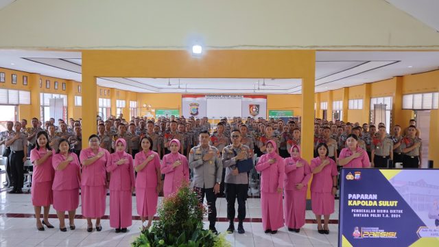 Kapolda Sulawesi Utara (Sulut) Irjen Pol Yudhiawan dan Ketua Bhayangkari Daerah Sulut Ny. Yunita Yudhiawan, memberikan pembekalan kepada siswa pendidikan pembentukan bintara Polri gelombang I T.A. 2024 di Sekolah Polisi Negara (SPN) Polda Sulut, Senin (8/7) pagi.