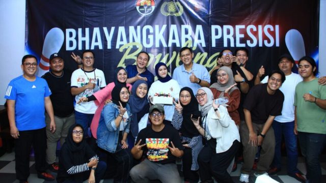 Divisi Humas Polri menggelar Bhayangkara Presisi Bowling Cup bersama rekan media di Plaza Festival, Jakarta Selatan.