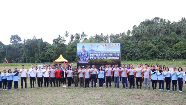 Sebagai upaya pembinaan atlet-atlet paralayang, Danlanud Sam Ratulangi Marsma TNI Ramot C.P. Sinaga, S.E., M.Han., resmi membuka Kejuaraan Paralayang Ketua Federasi Aero Sport Indonesia (FASI) Sulut Cup 2024 di Desa Tiwoho, Kecamatan Wori, Minahasa Utara, Sulawesi Utara. Rabu (17/7/2024).