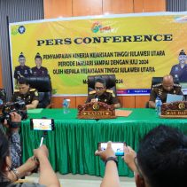 Kepala Kejaksaan Tinggi Sulut, Andi Muhammad Taufik paparkan kinerja Kejati Sulut periode Januari hingga Juli 2024, di ruang penkum, Senin (22/7/2024).