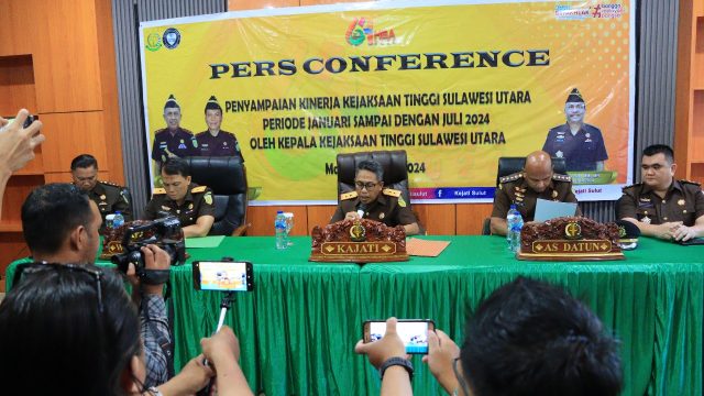 Kepala Kejaksaan Tinggi Sulut, Andi Muhammad Taufik paparkan kinerja Kejati Sulut periode Januari hingga Juli 2024, di ruang penkum, Senin (22/7/2024).