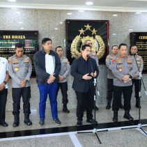 Kapolri Jenderal Listyo Sigit Prabowo menerima audiensi Ketua Umum PSSI Erick Thohir di Mabes Polri, Jakarta Selatan, Senin (15/7/2024).