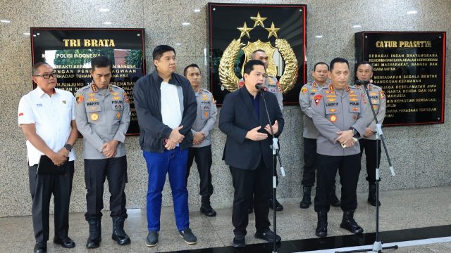 Kapolri Jenderal Listyo Sigit Prabowo menerima audiensi Ketua Umum PSSI Erick Thohir di Mabes Polri, Jakarta Selatan, Senin (15/7/2024).