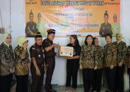 Kepala Kejaksaan Tinggi Sulut Dr. Andi Muhammad Taufik, S.H., M.H., CGCAE, didampingi Wakil Kepala Kejaksaan Tinggi Sulawesi Utara Dr. Transiswara Adhi, S.H., M.Hum., dan Ketua Ikatan Adhyaksa Dharmakarini (IAD) Wilayah Sulut Ny. Maemuah Andi Muhammad Taufik.