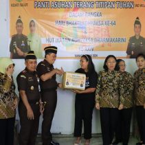Kepala Kejaksaan Tinggi Sulut Dr. Andi Muhammad Taufik, S.H., M.H., CGCAE, didampingi Wakil Kepala Kejaksaan Tinggi Sulawesi Utara Dr. Transiswara Adhi, S.H., M.Hum., dan Ketua Ikatan Adhyaksa Dharmakarini (IAD) Wilayah Sulut Ny. Maemuah Andi Muhammad Taufik.
