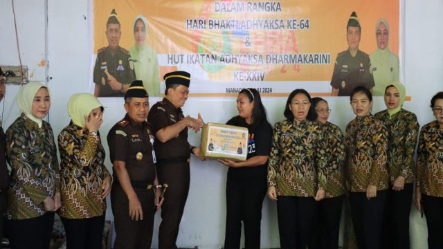 Kepala Kejaksaan Tinggi Sulut Dr. Andi Muhammad Taufik, S.H., M.H., CGCAE, didampingi Wakil Kepala Kejaksaan Tinggi Sulawesi Utara Dr. Transiswara Adhi, S.H., M.Hum., dan Ketua Ikatan Adhyaksa Dharmakarini (IAD) Wilayah Sulut Ny. Maemuah Andi Muhammad Taufik.