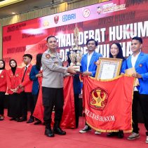 Undip (Universitas Diponegoro) meraih Juara 1 Lomba Debat Hukum di tingkat Mabes Polri, Selasa (30/7/2024). Kepala Divisi Hukum Polri, Irjen Viktor Theodorus Sihombing