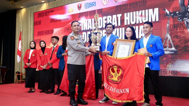 Undip (Universitas Diponegoro) meraih Juara 1 Lomba Debat Hukum di tingkat Mabes Polri, Selasa (30/7/2024). Kepala Divisi Hukum Polri, Irjen Viktor Theodorus Sihombing