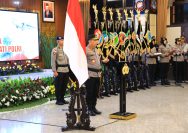 Kapolri Jenderal Listyo Sigit Prabowo memimpin upacara kenaikan pangkat dan serah terima jabatan (sertijab) sejumlah perwira tinggi (pati) Polri di Rupattama Mabes Polri, Jakarta, Senin (29/7/2024).