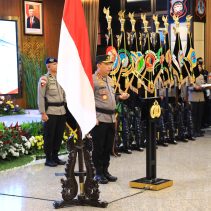 Kapolri Jenderal Listyo Sigit Prabowo memimpin upacara kenaikan pangkat dan serah terima jabatan (sertijab) sejumlah perwira tinggi (pati) Polri di Rupattama Mabes Polri, Jakarta, Senin (29/7/2024).