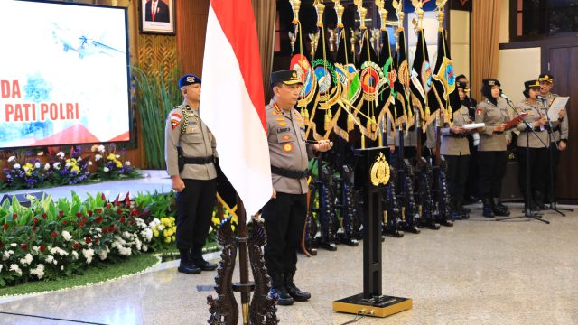 Kapolri Jenderal Listyo Sigit Prabowo memimpin upacara kenaikan pangkat dan serah terima jabatan (sertijab) sejumlah perwira tinggi (pati) Polri di Rupattama Mabes Polri, Jakarta, Senin (29/7/2024).