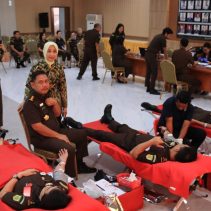 Dalam rangka Hari Bhakti Adhyaksa (HBA) Ke-64 Tahun 2024, Kejaksaan Tinggi (Kejati) Sulawesi Utara (Sulut), melaksanakan kegiatan donor darah di Manado, Selasa (16/7/2024).