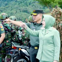 Pangdam XIII/Merdeka Mayjen TNI Candra Wijaya, melaksanakan Kunjungan Kerja ke Batalyon Infanteri 712/Wiratama dalam rangka pengecekan Prajurit dan Pangkalan, bertempat di Jl. Loreng, Kel. Bailang, Kecamatan Bunaken, Kota Manado, Sulawesi Utara. Kamis (11/7/2024).