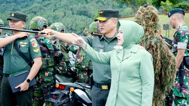Pangdam XIII/Merdeka Mayjen TNI Candra Wijaya, melaksanakan Kunjungan Kerja ke Batalyon Infanteri 712/Wiratama dalam rangka pengecekan Prajurit dan Pangkalan, bertempat di Jl. Loreng, Kel. Bailang, Kecamatan Bunaken, Kota Manado, Sulawesi Utara. Kamis (11/7/2024).