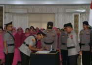 Kapolda Sulawesi Utara Irjen Pol Yudhiawan memimpin upacara serah terima jabatan Dirkerur Samapta dan 5 Kapolres, di aula Tribrata Polda Sulut, Kamis (11/7/2024).