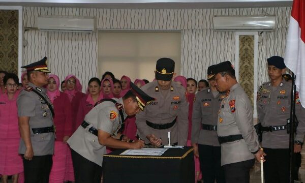 Kapolda Sulawesi Utara Irjen Pol Yudhiawan memimpin upacara serah terima jabatan Dirkerur Samapta dan 5 Kapolres, di aula Tribrata Polda Sulut, Kamis (11/7/2024).