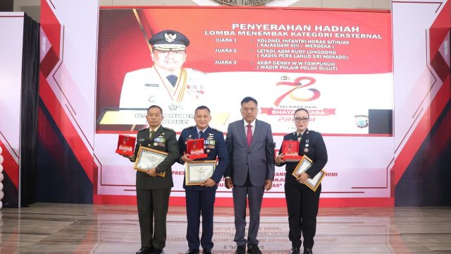Hari Bhayangkara Ke-78,Kadispers Lanud Sam Ratulangi Letkol Adm Rudy Longdong menerima penghargaan Juara II Lomba Menembak Kapolda Cup 2024 di Aula Mapalus Kantor Gubernur Sulawesi Utara, Manado, Senin (1/7/2024).