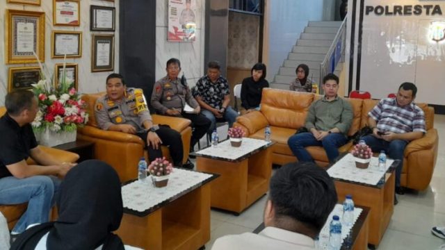 Kapolresta Manado Kombes Pol Julianto Sirait mengadakan pertemuan dengan pihak Astra di Kantor Polresta Manado, Rabu (17/7/2024).