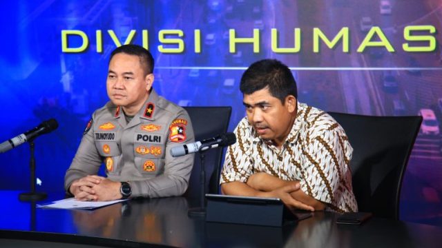 Polri menyebut tersangka terorisme di Batu, Jawa Timur berinisial HOK (19) yang ditangkap beberapa waktu lalu, merupakan simpatisan Daulah Islamiyah yang berafiliasi dengan Islamic State of Iraq and Syria (ISIS). Tersangka juga sudah berbaiat ke ISIS.
