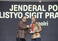 Kapolri Jenderal Polisi Drs. Listyo Sigit Prabowo menerima penghargaan Extraordinary Dedication of Patriotism. Penghargaan tersebut diberikan oleh CNN Indonesia Award 2024