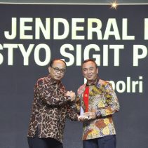 Kapolri Jenderal Polisi Drs. Listyo Sigit Prabowo menerima penghargaan Extraordinary Dedication of Patriotism. Penghargaan tersebut diberikan oleh CNN Indonesia Award 2024