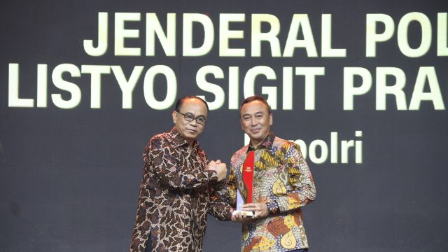 Kapolri Jenderal Polisi Drs. Listyo Sigit Prabowo menerima penghargaan Extraordinary Dedication of Patriotism. Penghargaan tersebut diberikan oleh CNN Indonesia Award 2024