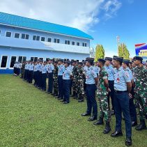 Tingkatkan pengetahuan mengenai kesehatan, Kepala RSAU dr. Charles P.J. Suoth Lanud Sam Ratulangi Kapten Kes dr. Widiananta, Sp.P., mensosialisasikan Bantuan Hidup Dasar (BHD) kepada seluruh personel di Lapangan Apel Lanud Sam Ratulangi, Manado, Sulawesi Utara. Rabu (21/8/2024).