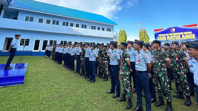 Tingkatkan pengetahuan mengenai kesehatan, Kepala RSAU dr. Charles P.J. Suoth Lanud Sam Ratulangi Kapten Kes dr. Widiananta, Sp.P., mensosialisasikan Bantuan Hidup Dasar (BHD) kepada seluruh personel di Lapangan Apel Lanud Sam Ratulangi, Manado, Sulawesi Utara. Rabu (21/8/2024).