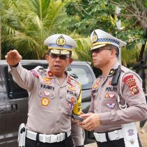 Kawal, Polri menyiapkan 1.438 personel dari satuan lalulintas untuk mengawal para tamu VVIP-VIP hingga delegasi KTT Indonesia-Africa Forum (IAF) ke-2 dan High Level Forum on Multi Stakeholders Partnership (HLF MSP) di Bali.