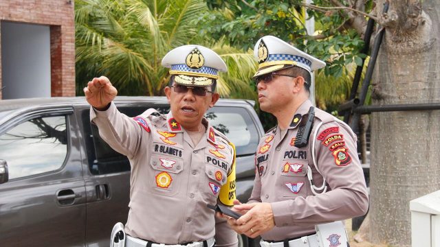 Kawal, Polri menyiapkan 1.438 personel dari satuan lalulintas untuk mengawal para tamu VVIP-VIP hingga delegasi KTT Indonesia-Africa Forum (IAF) ke-2 dan High Level Forum on Multi Stakeholders Partnership (HLF MSP) di Bali.