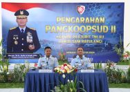 Pangkoopsud II Marsda TNI Dr. Budhi Achmadi, M.Sc., didampingi Danlanud Sam Ratulangi Marsma TNI Ramot C.P. Sinaga, S.E., M,Han., saat memberikan pengarahan kepada seluruh prajurit dan PNS Lanud Sam Ratulangi di Balai Prajurit Lanud Sam Ratulangi, Manado, Sulawesi Utara. Senin (5/8/2024).