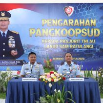 Pangkoopsud II Marsda TNI Dr. Budhi Achmadi, M.Sc., didampingi Danlanud Sam Ratulangi Marsma TNI Ramot C.P. Sinaga, S.E., M,Han., saat memberikan pengarahan kepada seluruh prajurit dan PNS Lanud Sam Ratulangi di Balai Prajurit Lanud Sam Ratulangi, Manado, Sulawesi Utara. Senin (5/8/2024).