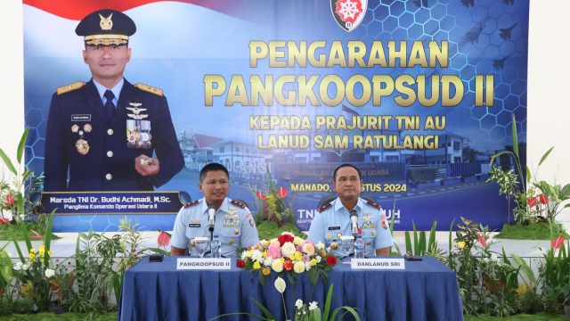 Pangkoopsud II Marsda TNI Dr. Budhi Achmadi, M.Sc., didampingi Danlanud Sam Ratulangi Marsma TNI Ramot C.P. Sinaga, S.E., M,Han., saat memberikan pengarahan kepada seluruh prajurit dan PNS Lanud Sam Ratulangi di Balai Prajurit Lanud Sam Ratulangi, Manado, Sulawesi Utara. Senin (5/8/2024).