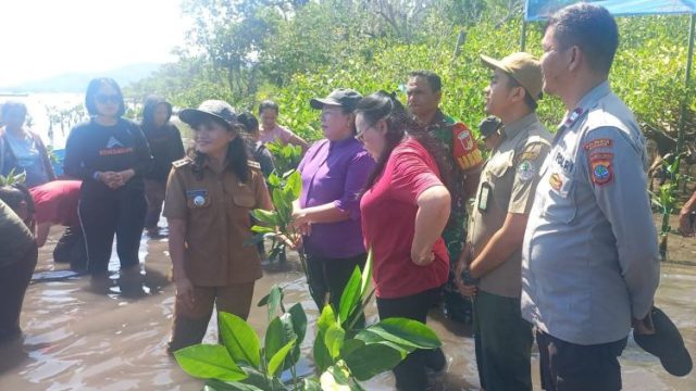 Penanaman 10.000 Mangrove di Desa Tiwoho