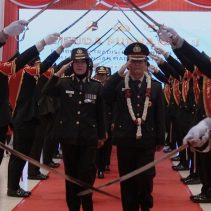 Irjen Pol Dedi Prasetyo sebagai Asisten Kapolri Bidang Sumber Daya Manusia memimpin wisuda purna bakti pembinaan tradisi pengakhiran dinas di lingkungan mabes Polri T.A 2024 di PTIK hari Rabu (07/08/24).