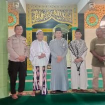 Bhabinkamtibmas Polsek Singkil, Aiptu Bilal, melaksanakan kegiatan Paja Somat di Masjid Al Muhajirin, Kelurahan Wawonasa.