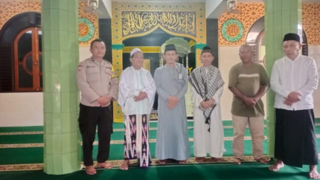 Bhabinkamtibmas Polsek Singkil, Aiptu Bilal, melaksanakan kegiatan Paja Somat di Masjid Al Muhajirin, Kelurahan Wawonasa.