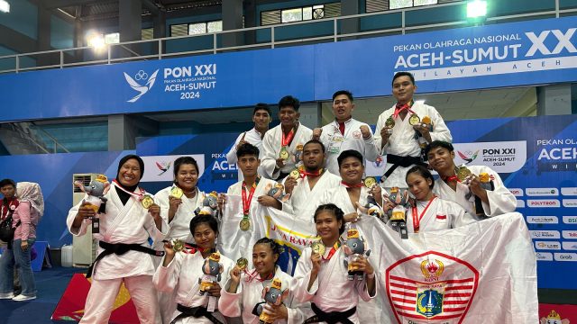 Atlet judo Polri Bripda M. Alfiansyah Lubis berhasil merebut medali emas di kategori beregu campuran, Sabtu (14/09/24) di Gelanggang Universitas Syah Kuala, Banda Aceh.